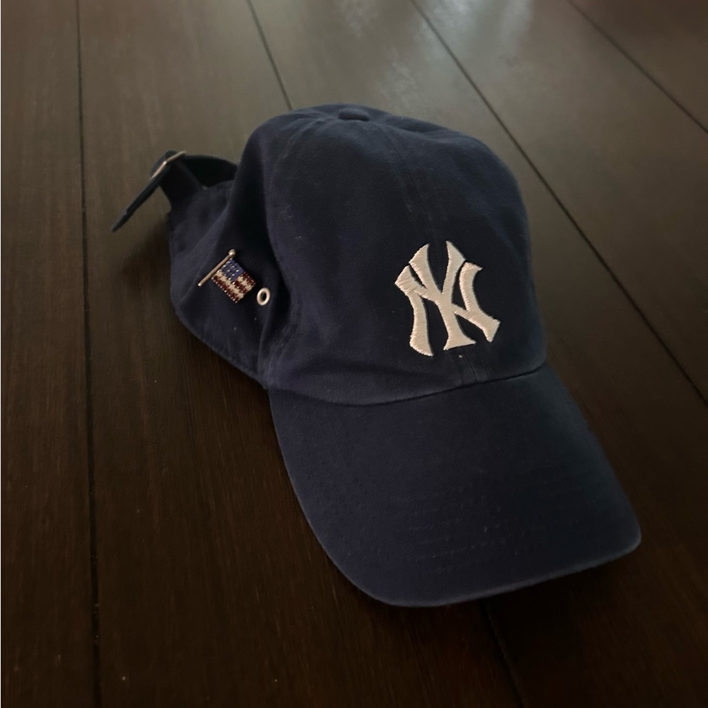 Lot of New York Yankees Hats, magazines, bag and pin. - Picture 5 of 8